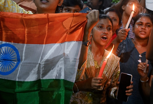 지난 2024년 8월 인도 콜카타의 한 시내에서 여성들이 당시 발생한 의대생 및 집단 성폭행 사건에 항의하며 시위를 벌이고 있다. AFP 연합뉴스