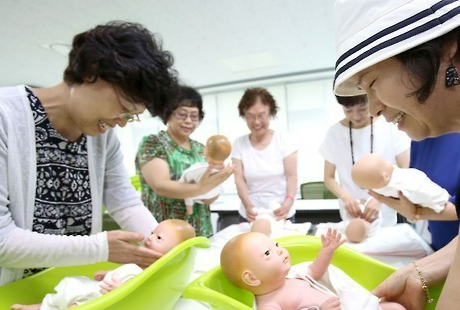 서울 송파산모건강증진센터에서 열린 ‘우리 손주 돌보기 교실’에 참가한 예비 할머니들이 신생아 목욕시키기 실습을 하고 있다. 송파구 제공