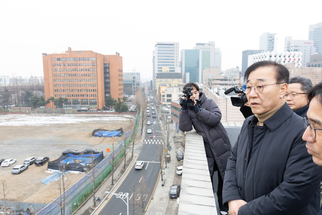 김윤덕 국토교통부 장관이 4일 서울 강남구 서울의료원 남측부지를 방문해 도심 주택공급 현황을 살피고 있다. 국토교통부 제공