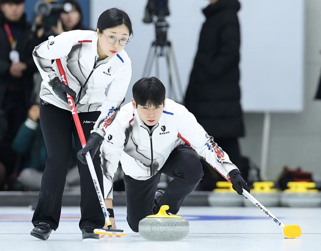 컬링 믹스더블 김선영(왼쪽)·정영석.   연합뉴스