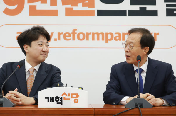 이석연 국민통합위원장이 4일 서울 여의도 국회를 찾아 이준석 개혁신당 대표를 만나 인사말을 하고 있다. 뉴시스