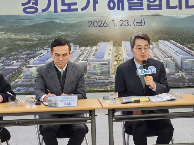 김동연 경기지사가 지난달 23일 경기 용인시 처인구 원삼면 SK하이닉스 반도체클러스터 건설 현장사무소를 방문해 전력 문제 해결 방안 등에 대해 설명하고 있다. 박성훈 기자