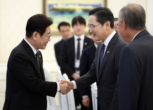 이재명 대통령이 4일 청와대에서 열린 ‘청년 일자리와 지방투자 확대를 위한 기업간담회’에 입장하며 이재용 삼성전자 회장과 인사하고 있다.