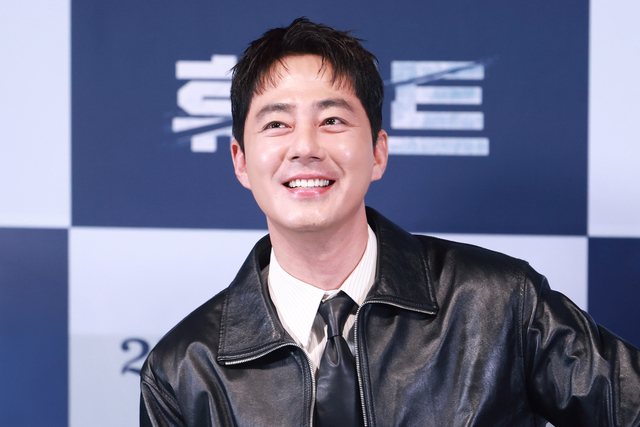 배우 조인성이 4일 오후 서울 용산구 CGV용산아이파크몰에서 열린 영화 ‘휴민트’ 언론시사회 및 기자간담회에서 환하게 웃고 있다. 연합뉴스