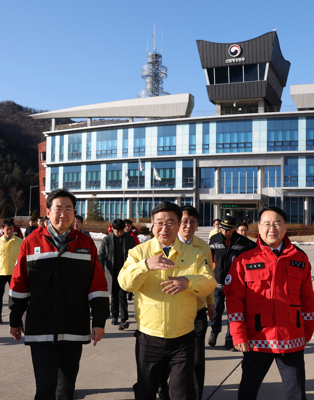 윤호중(가운데) 행정안전부 장관이 지난달 28일 강원 원주시 산림청 산림항공본부에서 김인호 산림청장, 원강수 원주시장 등과 함께 봄철 산불 조심 기간 대책 현장 점검을 하고 있다. 연합뉴스