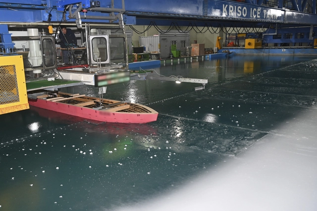 지난달 28일 대전 유성구 대덕연구단지 내 선박해양플랜트연구소(KRISO) 빙해수조 실험실에서 차세대 쇄빙선 모형의 가동 전 준비 작업이 이뤄지고 있다.  백동현 기자