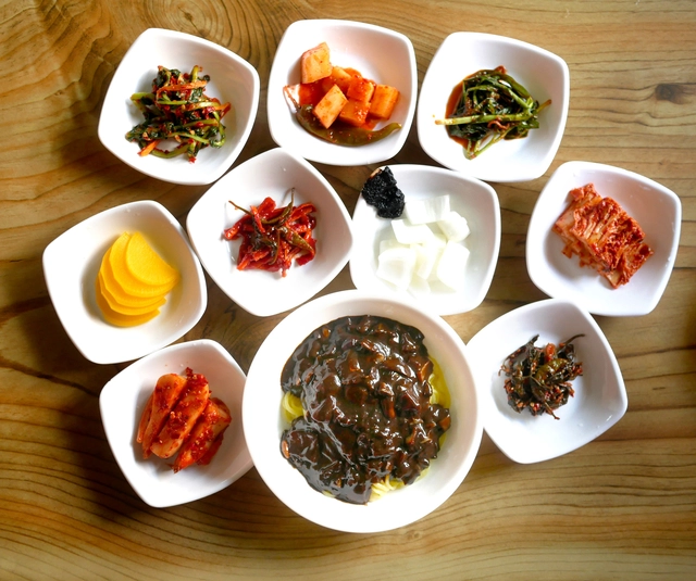 경성식당의 짜장면과 딸려 나오는 반찬.