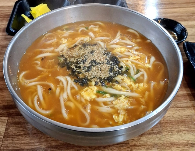 도담얼큰이칼국수의 얼큰한 맛 칼국수.
