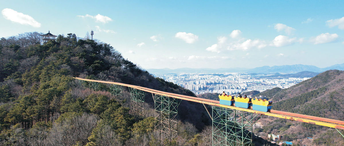 팔각정이 있는 향로봉으로 건너가는 지산유원지 모노레일. ‘무등산 모노레일’이라고도 부르지만, 산을 오르는 건 아니고, 협곡에 놓인 레일을 타고 700여m의 구간을 건너간다. 낡고 오래된 레일과 철공소에서 만든 듯한 투박한 차량이 아찔한 기분을 고조시킨다.
