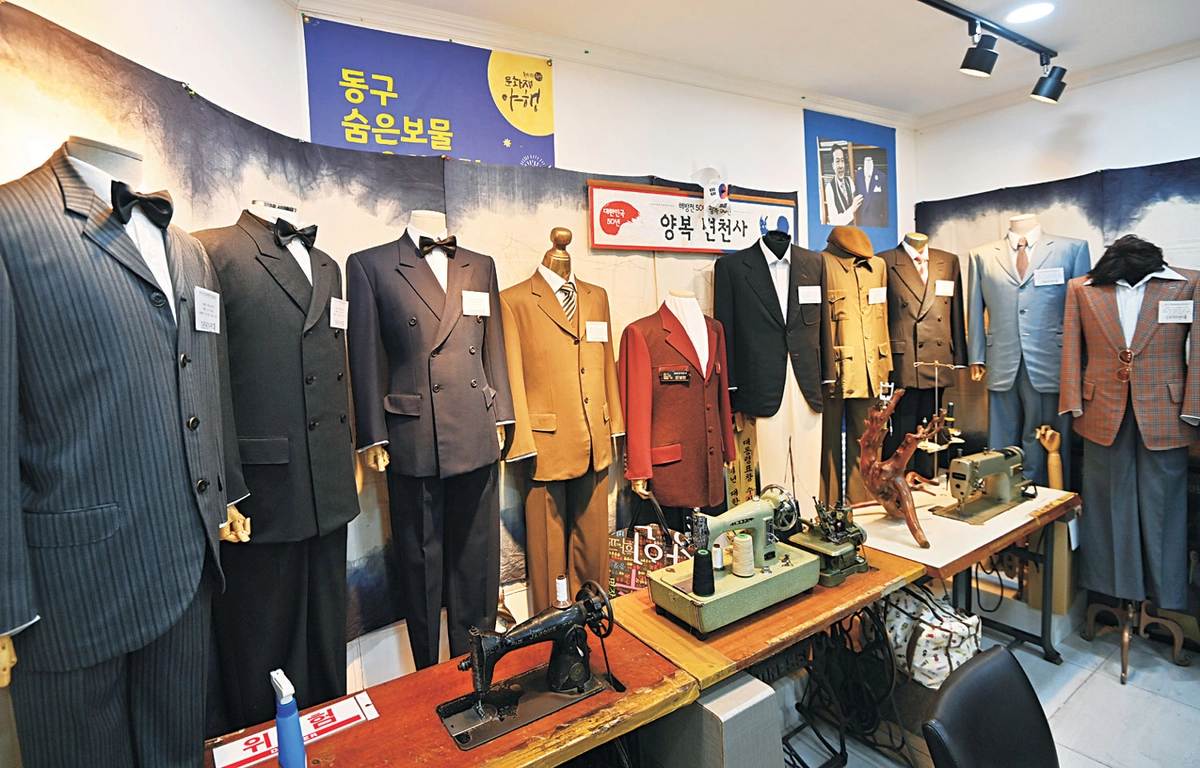 충장로 ‘전병원양복점’에 전시해놓은 시대별 양복 변천사.