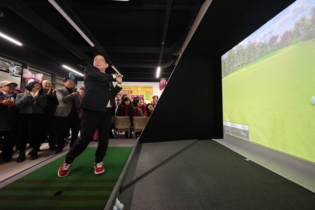 박강수 마포구청장이 지난 4일 노고산파크골프경로당 개소식에서 시타를 하고 있다. 마포구청 제공