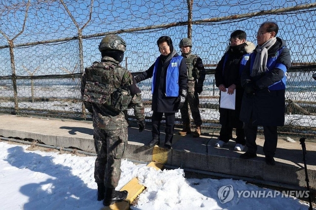 정동영 통일부 장관이 지난달 21일 비무장지대(DMZ) 평화의 길 강원 고성 구간과 동해선 남북출입사무소 등을 방문, 장병들을 격려하고 있다. 통일부 제공