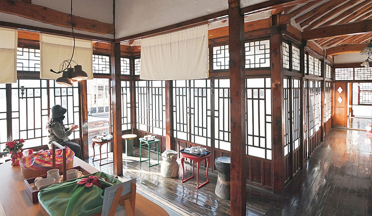 한옥과 일본식, 서양식 건축양식이 혼합돼 지어진 주택을 개조해 만든 광주 동구인문학당 내부. 누구든지 이 공간에서 가져온 차를 타서 마실 수 있다.
