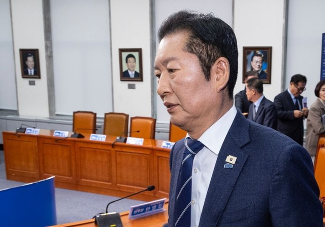 더불어민주당 정청래 대표가 4일 국회에서 열린 최고위원회의를 마치고 이동하고 있다. 연합뉴스