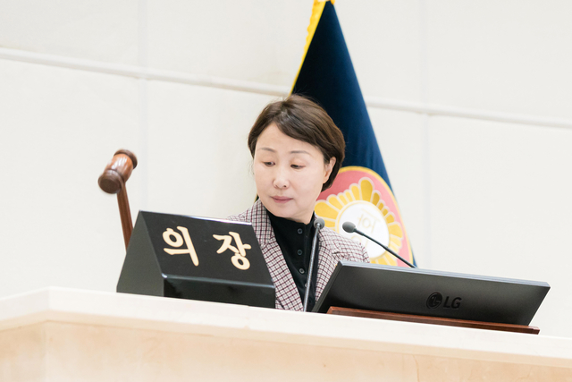 유진선(더불어민주당) 경기 용인시의회 의장이 5일 시의회 본회의장에서 의사봉을 치며 임시회 개회를 알리고 있다. 용인시의회 제공