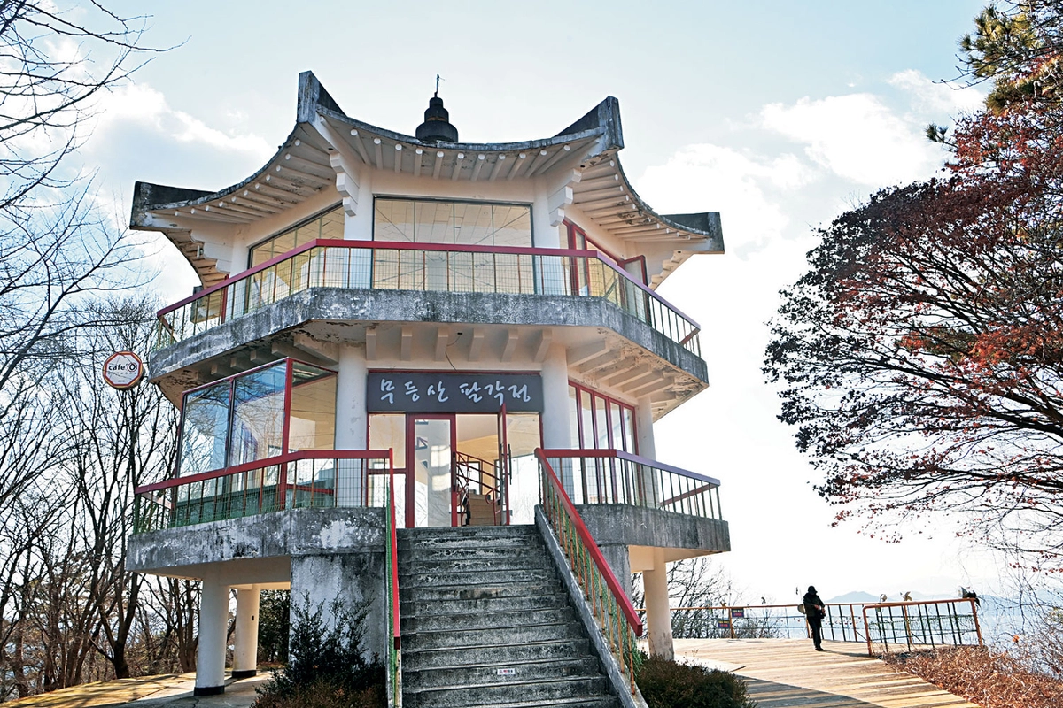 지산유원지 모노레일을 타고 건너가는 향로봉에 세워진 ‘팔각정’. 무등산 팔각정이라는데, 정작 무등산 정상은 등 뒤로 아주 멀다. 