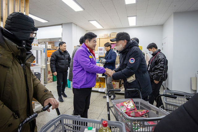 13일 신설동 푸드뱅크를 방문한 이필형 동대문구청장이 관계자들과 시설을 둘러보고 있다. 동대문구청 제공