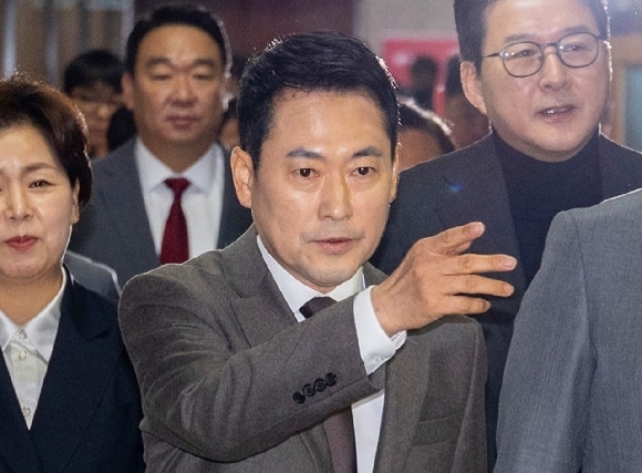 장동혁 국민의힘 대표가 국회에서 열린 최고위원회의에 입장하고 있다. 연합뉴스