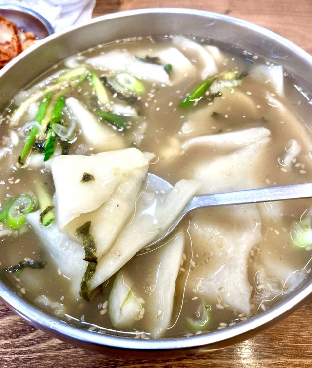 홍두깨손칼국수의 수제비.