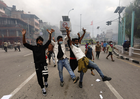 지난해 9월 네팔에서 부패 정권 붕괴 소식에 시위대가 기뻐하고 있다. 로이터 연합뉴스