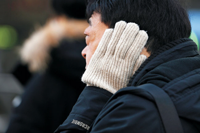 절기상 봄이 시작된다는 입춘(立春)인 3일 강추위가 닥친 가운데 서울 종로구 광화문 사거리에서 출근 중인 시민이 두꺼운 장갑을 낀 손으로 귀를 감싸고 있다. 문호남 기자