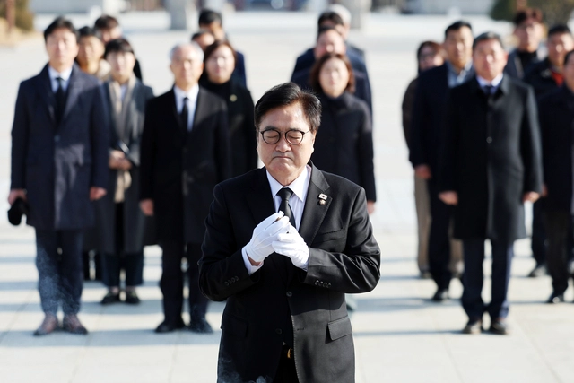 우원식 국회의장이 4일 오후 광주 북구 운정동 국립 5·18 민주묘지에서 참배하고 있다. 연합뉴스