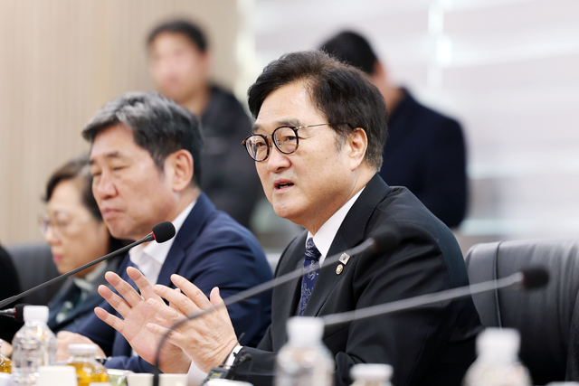 우원식 국회의장이 4일 오후 광주 북구 전남대학교에서 열린 시민단체와의 간담회에서 발언하고 있다.