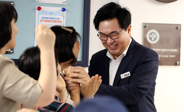 박일하 서울 동작구청장이 지난해 6월 ‘동작행복카’ 사무실을 방문해 종사자들을 격려하고 있다. 동작구청 제공