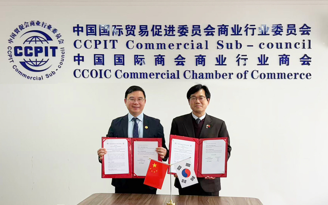 천영길(오른쪽) 한국건설생활환경시험연구원(KCL) 원장과 중국 국제무역촉진위원회 상업업종위원회(CCPIT CSC)의 잭 야오 사무총장이 업무협약을 체결하고 있다. KCL 제공