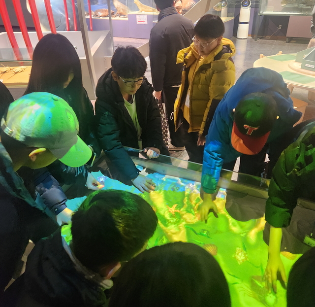 충남 청양군 목재문화 자연사 체험관을 방문한 영등포 어린이 문화체험단. 영등포구청 제공