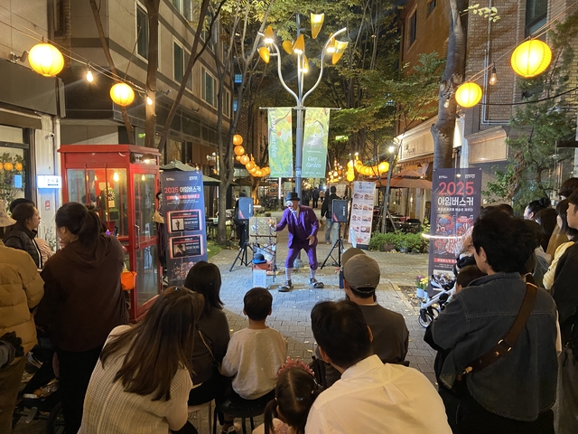 경기 용인시 기흥구 보정동 카페거리에서 버스킹 공연이 진행되고 있다. 용인문화재단 제공