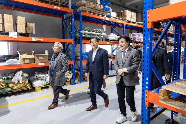 이재준(가운데) 경기 수원시장이 지난 5일 수원시 권선구 고색동 일원 건축자재 제조사 ㈜인성의 사업장을 둘러보고 있다. 수원시청 제공