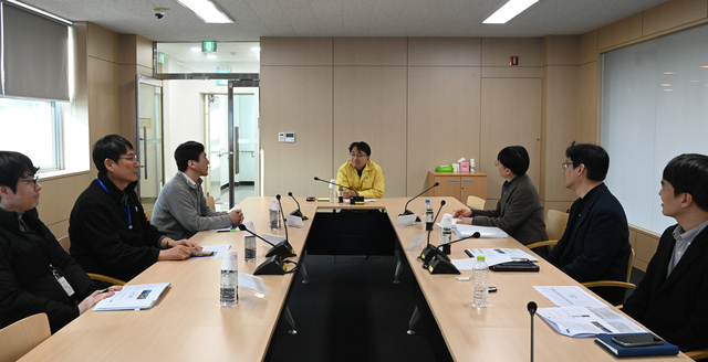 김광용(가운데) 행정안전부 재난안전관리본부장이 설 명절을 앞두고 5일 대구시 수성구에 위치한 재난안전통신망 대구센터를 방문해 상황실 운영 현황과 비상 대응 태세를 점검하고 있다. 행안부 제공