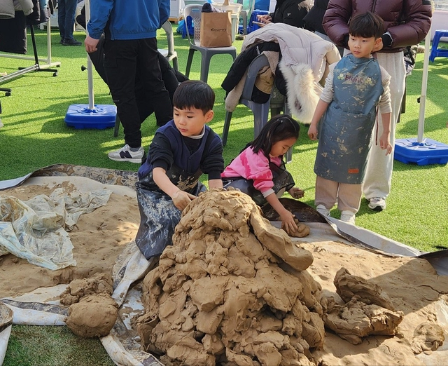태토밟기 체험. 강진군청 제공