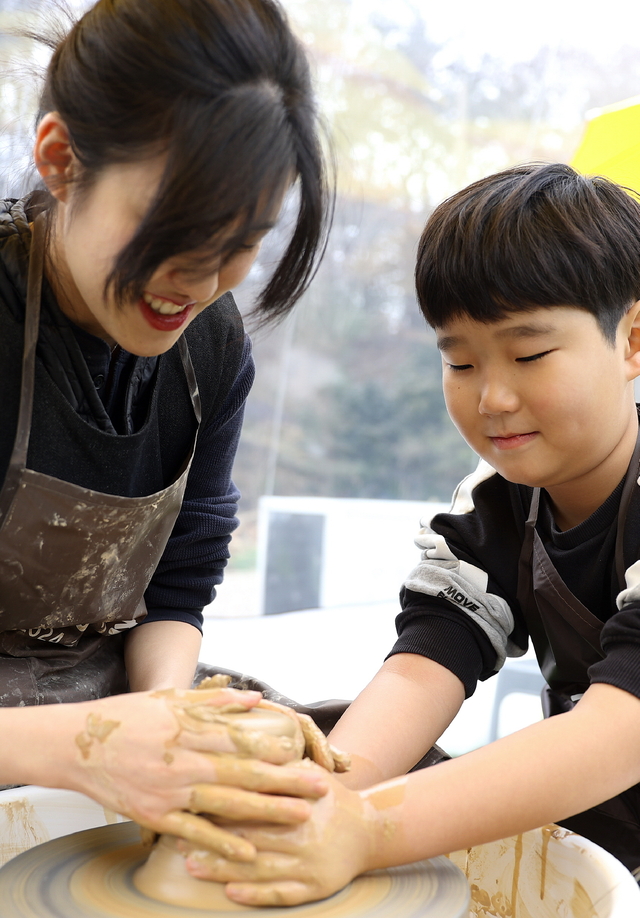 지난해 열린 강진청자축제에서 관광객들이 물레성형 체험을 하고 있다. 강진군청 제공
