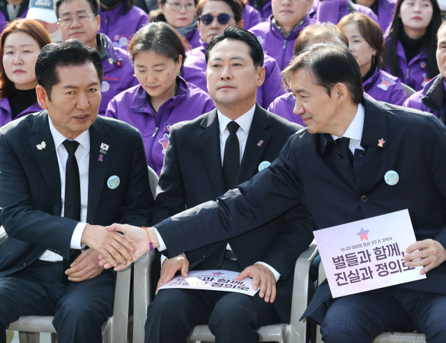 정청래(왼쪽) 더불어민주당 대표와 조국 조국혁신당 대표가 악수하고 있다. 가운데는 장동혁 국민의힘 대표. 연합뉴스