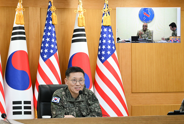 김규하 육군참모총장과 로널드 클라크 미국 태평양육군사령관이 6일 화상회의를 하고 있다. 육군 제공