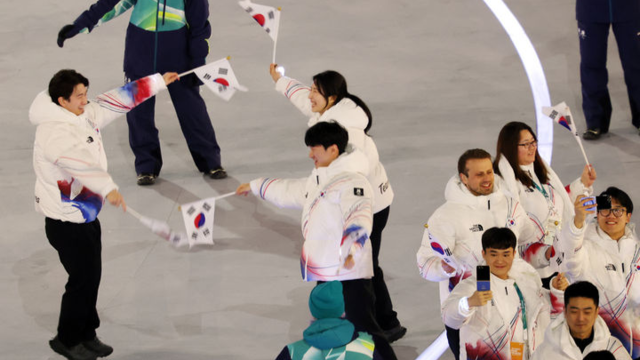 6일(현지시간) 이탈리아 밀라노 산시로 스타디움에서 열린 2026 밀라노·코르티나담페초 동계올림픽 개막식에서 대한민국 선수단이 입장하고 있다.  뉴시스