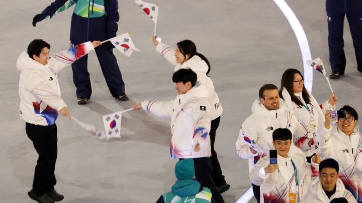 사상 첫 두 도시·성화대로 치뤄지는 밀라노·코르티나담페초 올림픽 개막