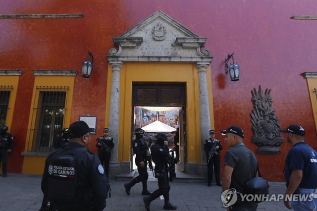 멕시코 테킬라 시청 주변에 배치된 경찰. 테킬라 EPA 연합뉴스