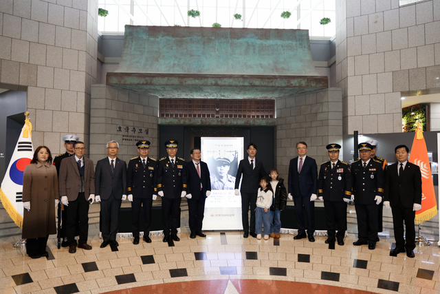 지난 5일 서울 용산 전쟁기념관에서 열린 강삼수 경위 현양행사에서 주요 귀빈들이 호국인물 공개 후 기념사진을 촬영하고 있다. 왼쪽부터 양성숙 경찰박물관장, 배균호 산청경우회장, 양동학 전쟁기념사업회 사무총장, 우문영 경남경찰청 경무기획정보화장비과장, 김병찬 경찰청 경무인사기획관, 백승주 전쟁기념사업회장, 강민우 유족 대표, 이승우 서울지방보훈청장, 서재찬 용산경찰서장, 민건규 산청결창서 경무과장, 주상봉 재향경우회 중앙회장. 전쟁기념사업회 제공