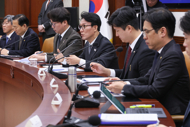 김민석(오른쪽 세번째) 국무총리가 6일 서울 종로구 정부서울청사에서 열린 청년정책 관계장관회의에서 발언하고 있다. 연합뉴스