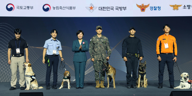 지난해 9월 열린 제1회 동물보호의날 기념행사에 참석한 송미령(왼쪽에서 세번째) 농림축산식품부 장관. 농림축산식품부 제공