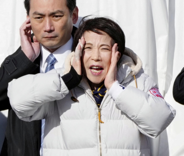 다카이치 사나에 일본 총리가 지난 2일(현지시간) 나가노현 야마가타무라에서 열린 중의원 선거 유세에 참석해 시민들에게 지지를 호소하고 있다. 교도통신 연합뉴스