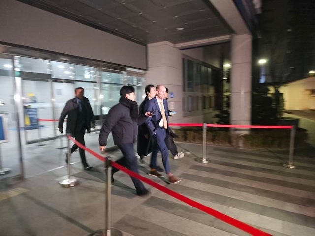 해롤드 로저스 쿠팡 대표가 7일 오전 경찰 조사를 마치고 귀가하고 있다. 뉴시스