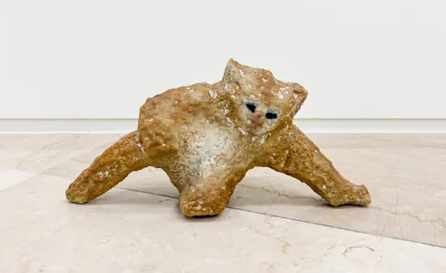조성국, Initial Deja Vu, 2024, styrofoam, mortar, stucco, acrylic, urethan paint, 40 x 12 x 18 cm눈 컨템포러리 제공