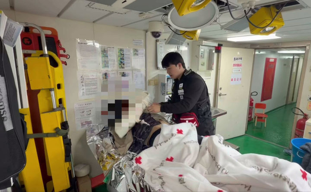 목포해경은 6일 기상악화로 우리 해역에 긴급 피난 중이던 중국 어선에서 발생한 응급환자 2명을 잇따라 이송했다. 목포해경 제공. 뉴시스