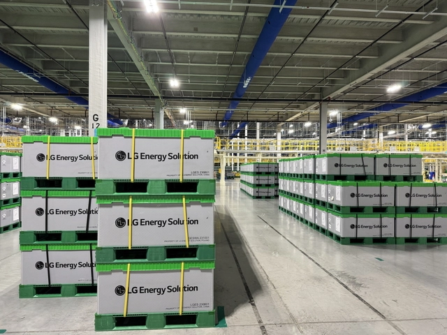 LG에너지솔루션과 스텔란티스와의 캐나다 합작법인 ‘넥스트스타 에너지’ 공장에서 에너지저장장치(ESS) 제품이 출하되고 있다. LG에너지솔루션 제공