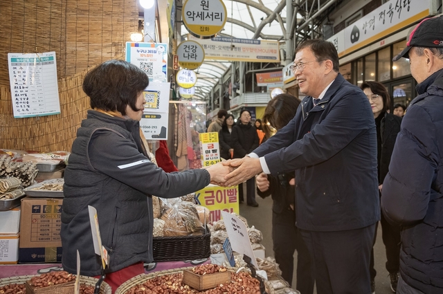 지난 4일 김경호(오른쪽) 광진구청장이 자양전통시장을 방문해 상인들과 인사를 나누고 있다. 광진구청 제공