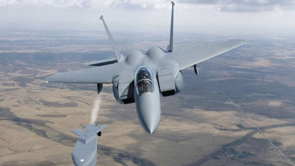 공군의 F-15K가 장거리 공대지미사일 타우러스를 발사하고 있다. 문화일보 자료사진